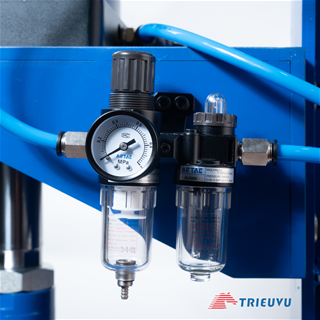 Máy đóng nắp thùng nhựa 20L khí nén